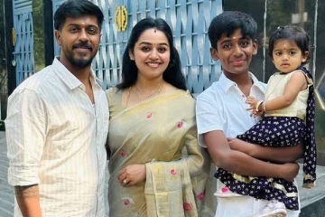 தனது குடும்பத்துடன் சீரியல் நடிகை காயத்ரி யுவராஜ் எடுத்த போட்டோஸ்