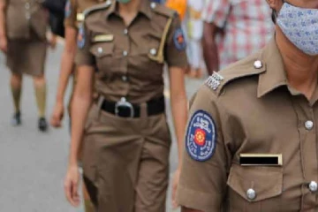 வீதியில் சுற்றித்திரிந்த போலி பெண் பொலிஸ் அதிகாரி ; துப்பாக்கியுடன் கைது