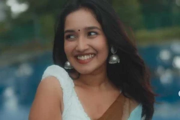 21 வயதான அனிகா சுரேந்திரனா இது!! சேலையில் மயக்கும் புகைப்படங்கள்..