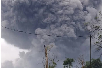 வெடித்து பனிமூட்டம் போல சூழ்ந்த எரிமலை புகை... பீதியில்  தலைதெறிக்க ஓடும் மக்கள்