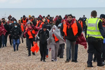 சட்டவிரோதமாக பிரித்தானியாவுக்குள் நுழையும் புலம்பெயர்வோர் இனி இந்த நாட்டுக்கு அனுப்பப்படுவார்கள்: பிரித்தானியாவின் அதிரடி திட்டம்