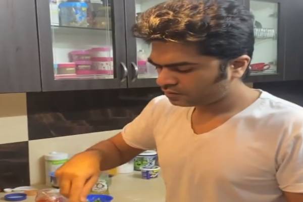 Simbu Cooking மஸ்ரூம் பன்னீர் செய்து அசத்திய நடிகர் சிம்பு- குவியும் லைக்ஸ் - மனிதன்