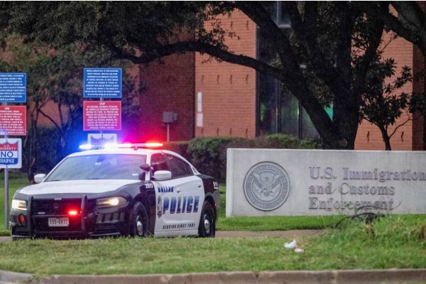 அமெரிக்கா டல்லாஸில் துப்பாக்கிச் சூடு: இருவர் உயிரிழப்பு | Ice Facility Dallas Shooting