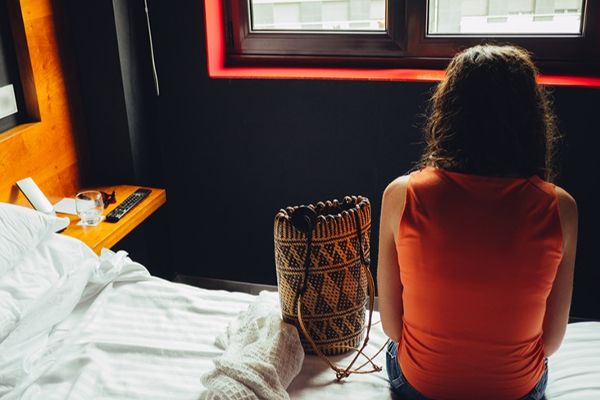 ஹோட்டலில் தங்கியிருந்த சுற்றுலா பயணியின் இலட்சக்கணக்கான தங்க நகைகள் மாயம் | Indian Nationals Gold Jewellery Worth Lakhs Stolen ஹோட்டலில் தங்கியிருந்த சுற்றுலா பயணியின் இலட்சக்கணக்கான தங்க நகைகள் மாயம் | Indian Nationals Gold Jewellery Worth Lakhs Stolen