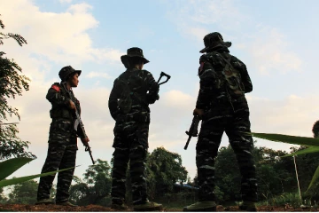 வீடொன்றில் கைது செய்யப்பட்ட பெண் இராணுவத்தினர்