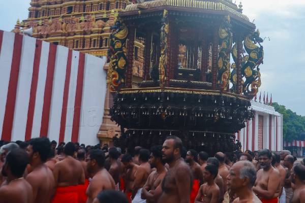 பக்தர்கள் புடைசூழ வெகு சிறப்பாக இடம்பெற்ற  யாழ் நல்லுார் கந்தனின் சித்திரத் தேர் வெள்ளோட்டம்!  (Photos) | Jaffna Nallur Kandan S Chariot Vellotam