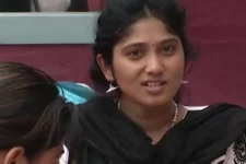 சட்டை பட்டனை கழற்றி பின் அழகை காட்டும் பிக்பாஸ் ஜுலி