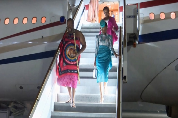 ගුවන්තොටුපළ වහයි - බිරින්දෑවරුන් 15යි ළමයි 30යි එක්ක ඇවිත් | King Mswati Iii Visits Uae Amid Criticism