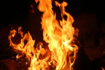 පොලිස් කොස්තාපල්වරියකට සැමියා ගිනි තබයි.. සිදු වූ මහා අපරාදය