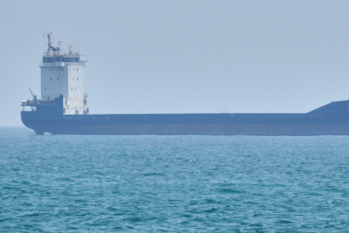 நடுக்கடலில் ஈரானின் பாரிய கப்பலை தாக்கிய அமெரிக்க படை.. சற்றுமுன் ட்ரம்ப் வெளியிட்ட பரபரப்பு தகவல் | Us Intercepts Boards Iranian Flagged Cargo Ship