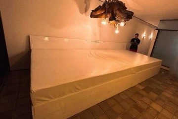 6 மனைவிகள்; ஒரே கட்டில் - ரூ.80 லட்சம் செலவில் பிரம்மாண்ட படுக்கையை தயாரித்த நபர்!