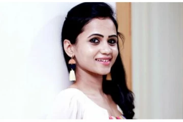 தனது அம்மாவின் மடியில் படுத்திருக்கும் குக் வித் கோமாளி மணிமேகலை - சிறு வயதில் எப்படி இருக்கிறார்