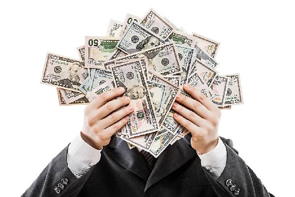 தவறுதலாக அனுப்பப்பட்ட ரூ.1.62 கோடி .. எஸ்கேப்பான ஊழியர் , சிலியில் ஒரு சதுரங்க வேட்டை | Man Was Paid 286 Times His Salary By Accident