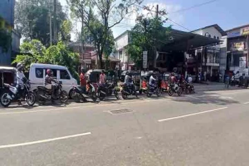 எரிபொருளுக்காக உருவாகும் நீண்ட வரிசை