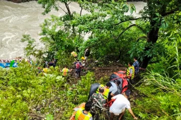 நேபாளத்தில் பேருந்து ஆற்றில் கவிழ்ந்ததில் 14 பேர் உயிரிழப்பு