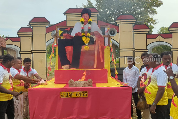 தியாக தீபம் திலீபனின் அறவழித் தடத்தின் இறுதி நாள்: யாழ். நினைவிடத்திற்கு விரையும் பவனி (படங்கள்) | Thileepan 36Th Memorial Day Vehicle From Theravil