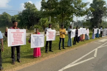 முல்லைத்தீவு அதிபரை இடமாற்றம் செய்யுமாறு கோரி போராட்டம்