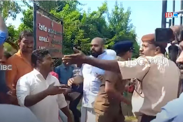 பிள்ளையானின் அராஜகப்போக்கு - நீதிகோரி சென்ற பெண்ணின் கழுத்தை நெரித்த காவல்துறை! | Batticaloa Peoples Protest Pillaiyan Journalist Sl