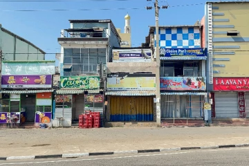 திடீர் ஊரடங்கு அறிவிப்பு: அத்தியாவசிய பொருட்களை பெற்றுக்கொள்ள வரிசையில் மக்கள் (Photos)