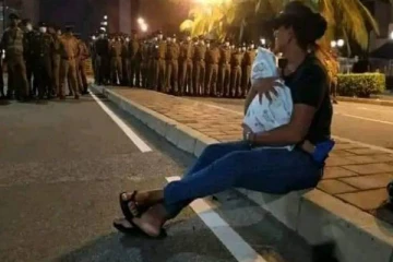நள்ளிரவே கைக்குழந்தையுடன் போராட்டத்தில் இறங்கிய தாய்! நெகிழ்ச்சி புகைப்படம்