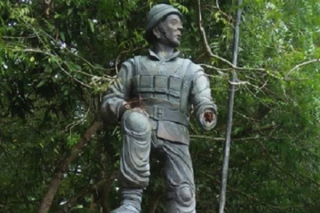 போர் வீரர்களின் நினைவுச்சின்னமும் புத்தர் சிலையும் உடைப்பு