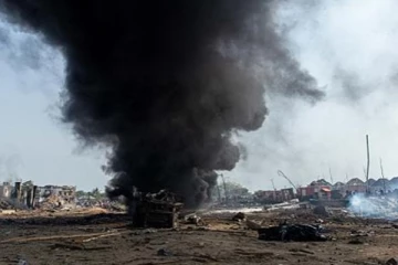 வெடிப்பொருட்கள் ஏற்றி சென்ற லாரி பயங்கர விபத்து! 17 பேர் சம்பவ இடத்திலே உயிரிழப்பு