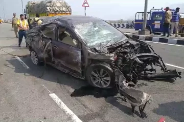 இன்பச்சுற்றுலா! பள்ளி மாணவன் ஓட்டிச் சொன்ற கார் விபத்து- நொடிப்பொழுதில் பிரிந்த உயிர்