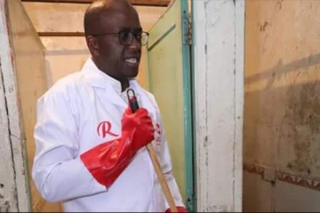 கென்யாவில்  வாக்குக்காக கழிவறைகளை சுத்தம் செய்யும்  அரசியல்வாதிகள்