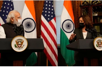 கமலா ஹாரிஸை சந்தித்து பேசினார் பிரதமர் மோடி : இந்தியாவுக்கு வர அழைப்பு