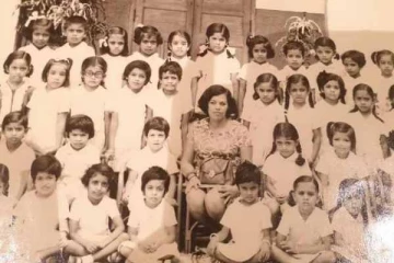 பள்ளி பருவ புகைப்படத்தில் கண்ணாடி போட்டுக்கொண்டு இருக்கும் இந்த நடிகை யார் தெரியுமா?