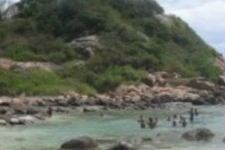 பாறைகளுக்கிடையில் சிக்கிய நிலையில் கண்டெடுக்கப்பட்ட பெண்ணின் சடலம்!