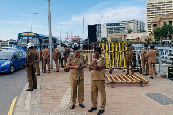 மனிதாபிமானமின்றி கடுமையாகத் தாக்கப்பட்ட பெண்கள் சிறுவர்கள் - உடன் விசாரணைக்கு கோரிக்கை! | Sri Lanka Protest Galle Face Attack Police Media மனிதாபிமானமின்றி கடுமையாகத் தாக்கப்பட்ட பெண்கள் சிறுவர்கள் - உடன் விசாரணைக்கு கோரிக்கை! | Sri Lanka Protest Galle Face Attack Police Media