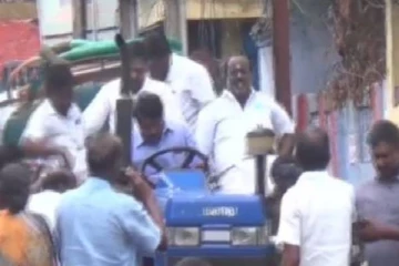 தெருவில் டிராக்டர் ஓட்டிக்கொண்டே வந்த பாஜக எம்.எல்.ஏ. - ஆச்சரியத்தில் பொதுமக்கள்