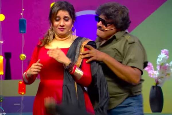 தொகுப்பாளினி பிரியங்காவுடன் இணைந்து அந்த மாதிரி ஆட்டம் போட்ட மன்சூர் அலிகான்- நொந்துபோன பிரபலங்கள்