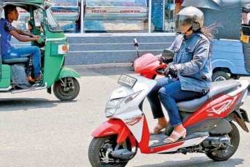 ටිපර් රථයට බියවූ තරුණිය ත්‍රීරෝද රථයක් උඩ යයි..ජීවිතය 99න් බේරුණු හැටි මෙන්න. (VIDEO)