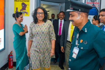 කටාර් හිටපු එමීර්වරයාගේ අභාවය වෙනුවෙන් ශෝකය පළ කළ අගමැතිනිය යළි දිවයිනට