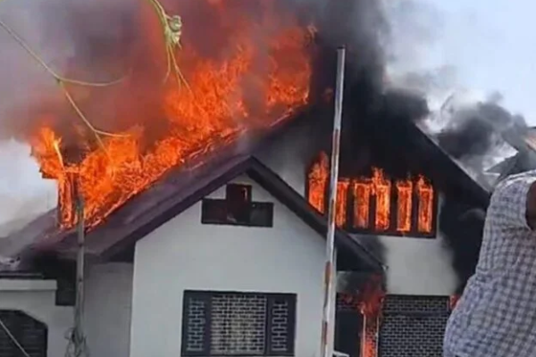 காகத்தினால் பற்றி எரிந்த மூன்று வீடுகள்! | Three Houses Set On Fire By Crows Andhra Pradesh காகத்தினால் பற்றி எரிந்த மூன்று வீடுகள்! | Three Houses Set On Fire By Crows Andhra Pradesh