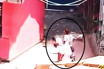 கடும் வெயிலில் மாணவர்களுக்கு வழங்கப்பட்ட தண்டனை: சர்ச்சையை கிளப்பிய ஆசிரியரின் செயல்