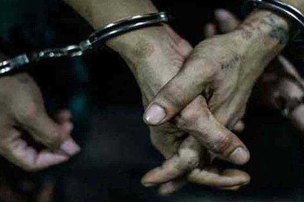 கண்டியில் எட்டு தேசிய அடையாள அட்டைகளுடன் ஒருவர் கைது | Man Arrested With 8 National Identity Cards Kandy