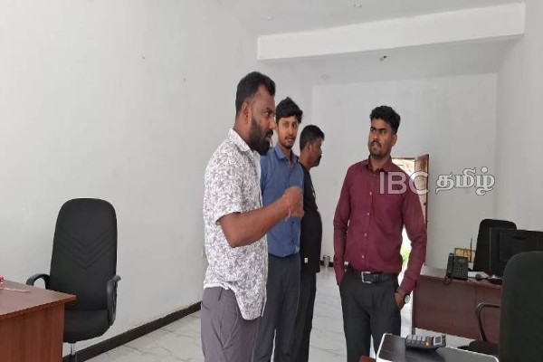 தவிசாளர் அதிரடி : மட்டக்களப்பில் பூட்டப்பட்ட நிதி நிறுவனங்கள் | Financial Institutions Locked Down In Batticaloa