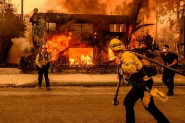 அமெரிக்காவின் லாஸ் ஏஞ்சல்ஸ் காட்டுத்தீ ; வீடுகளை இழந்த அமெரிக்க பிரபலங்கள்