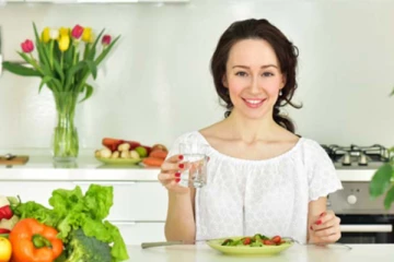 உணவு சாப்பிட்ட பின்னர் உடனே தண்ணீர் குடிப்பவரா? அதனால் என்ன ஆகும் தெரியுமா?