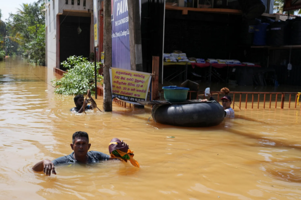 திருகோணமலையில் பாதிக்கப்பட்டுள்ள மக்கள்: வந்தடைந்த இந்திய நிவாரண கப்பல் | Indian Ship Arrives Trinco Port Relief Supplies
