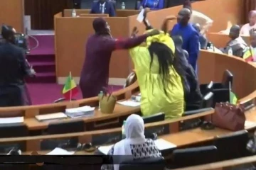 நாடாளுமன்றத்தில் பெண் எம்.பி.யை கன்னத்தில் அறைந்ததால் ஏற்பட்ட பரபரப்பு!