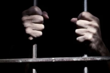 கைதி ஒருவரின் வயிற்றில்  சிக்கிய பொருளால் பொலிஸார் அதிர்ச்சி!