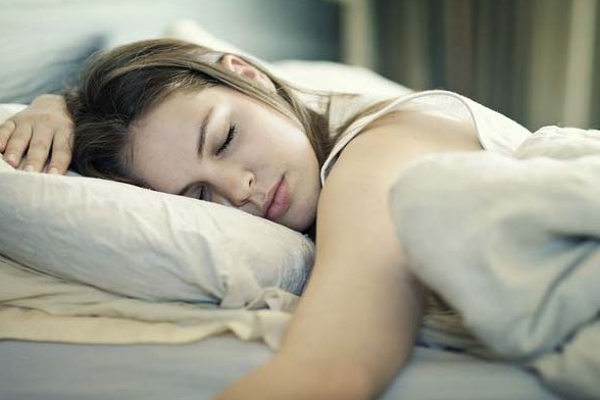 இரவில் கவிழ்ந்து படுத்து தூங்குபவரா நீங்கள்? அந்த தவறை மட்டும் செய்யாதீங்க | Deep Sleep Avoid This Position In Tamil