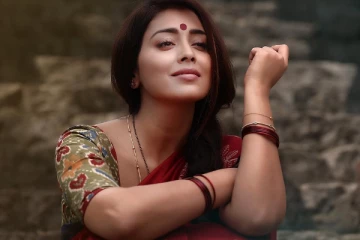 திருமணமாகி இந்த வயதிலும் இப்படி ஒரு கிளாமர் போட்டோஷுட்டா..ஸ்ரேயா வேறலெவல்