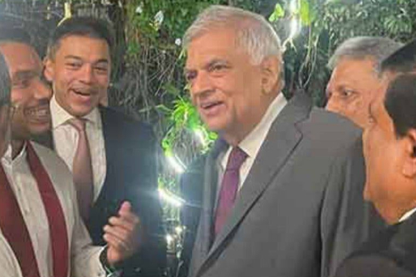 அரசியல் பதற்ற நிலைக்கு மத்தியில் தென்னிலங்கையில் ஒன்றுகூடிய முக்கிய அரசியல்வாதிகள் | Politicians Gathered In On Table