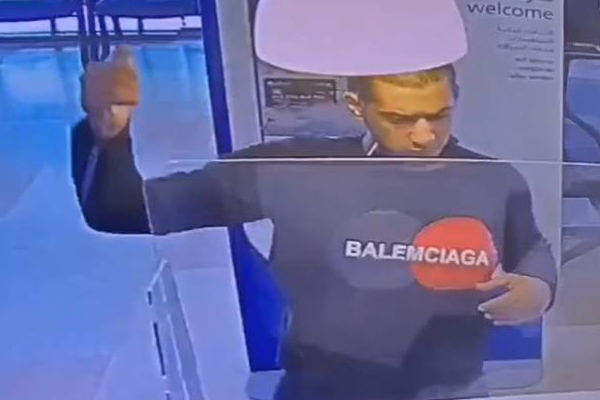 குவைத்தில் வங்கி காவலாளியை கத்தியால் குத்திய நபர்: பதைபதைக்கும் காட்சிகள்! | Man Stabs Bank Guard Kuwait குவைத்தில் வங்கி காவலாளியை கத்தியால் குத்திய நபர்: பதைபதைக்கும் காட்சிகள்! | Man Stabs Bank Guard Kuwait