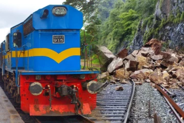 கொழும்பு நோக்கி சென்ற தொடருந்திற்கு ஏற்படவிருந்த பெரும் ஆபத்து - நொடிப்பொழுதில் தப்பிய அதிசயம்